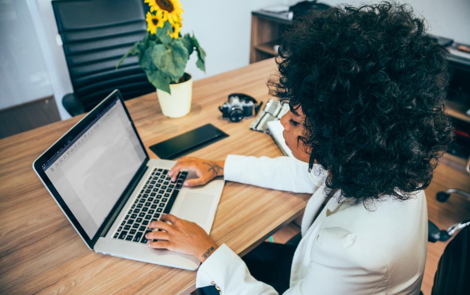 Reunión de trabajo analizando presupuestos empresariales